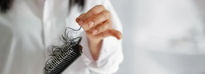 Comment nettoyer une brosse à cheveux couverte de cheveux et de saleté ?
