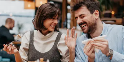 Couple souriant, dégustant un repas au restaurant.