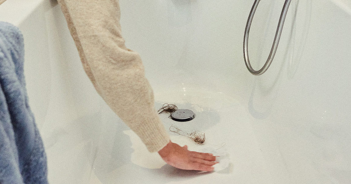 Comment enlever les poils et cheveux du drain de la douche ?